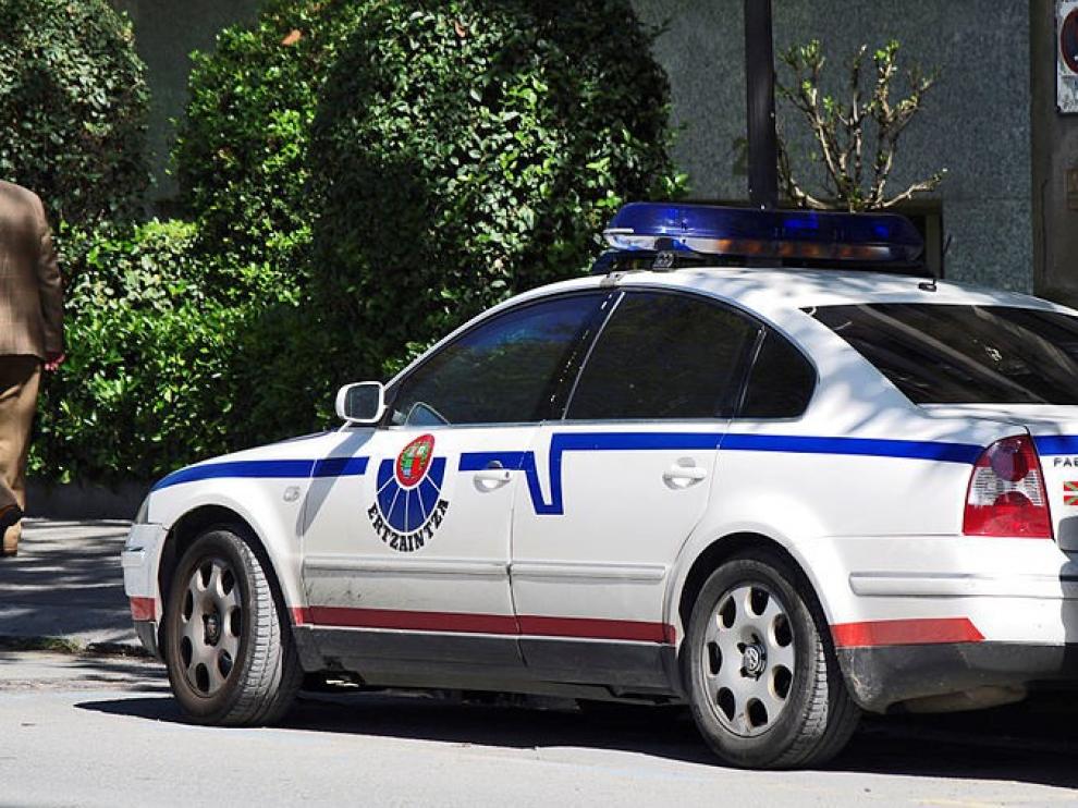 El coche patrulla de la Ertzainzta circulaba sin la ITV, que debía haber pasado en enero.