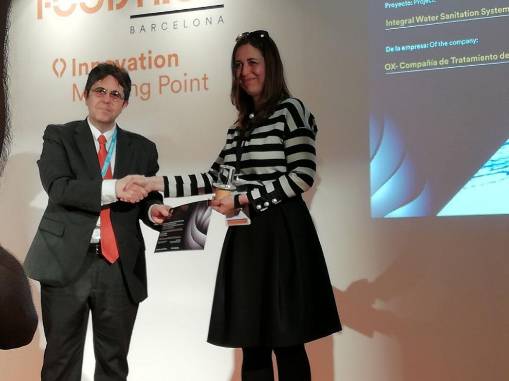 María José Avellada, gerente de cuentas de OX-CTA, recogiendo el premio en la feria Foodtech de Barcelona