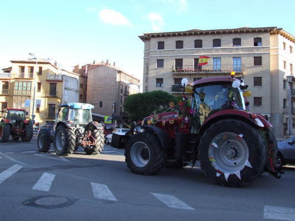 Tractores engalanados con flores por la celebración de San Isidro Labrador en Aragón