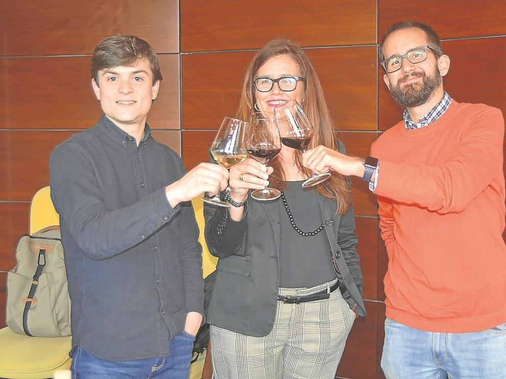 Alberto García Ruffoni, Raquel Latre y Juan Luis Morales brindan con vinos de Somontano.