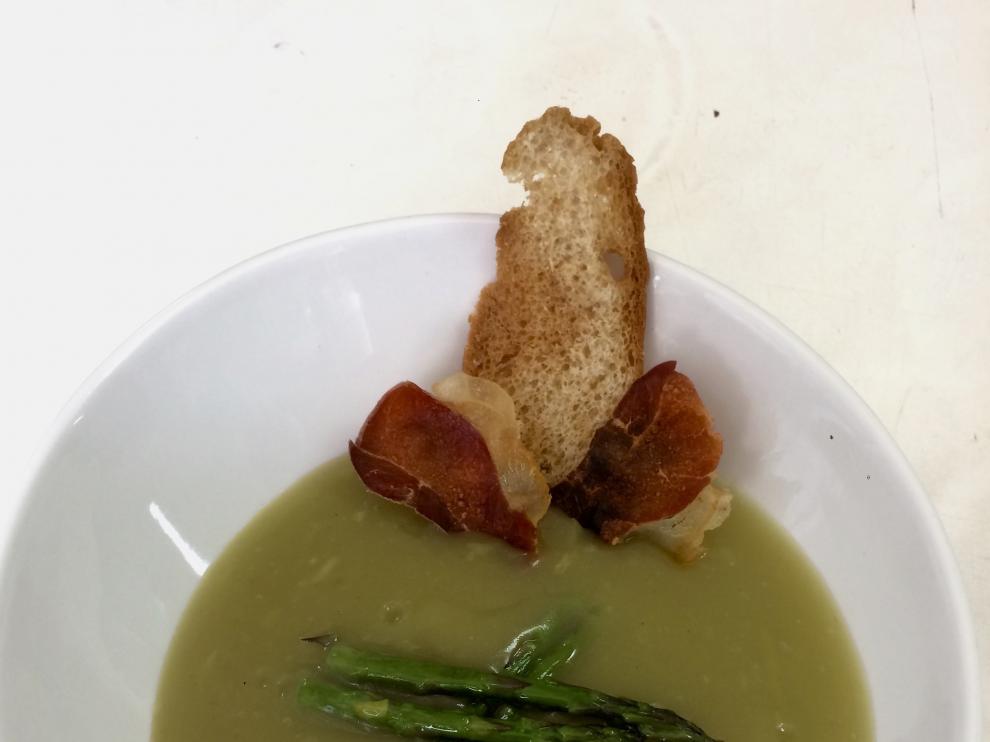 Crema de espárragos con jamón y pan frito.