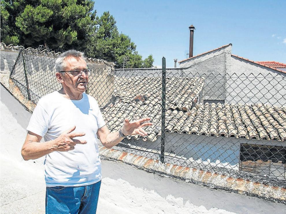 Eckart Leiser, junto al corral que le causa tantos quebraderos de cabeza.