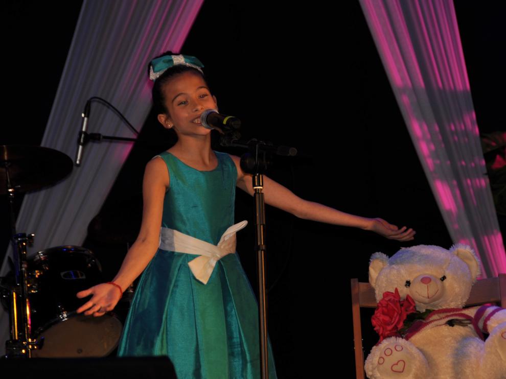 Melani, en el escenario, durante su actuación en Alagón, con su inseparable 'Abracitos'.