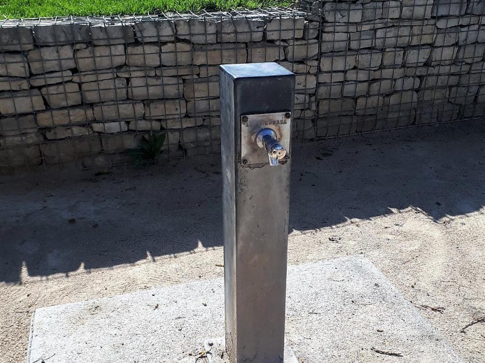 Fuente situada en el parque Universidad de Huesca por la que no sale agua.