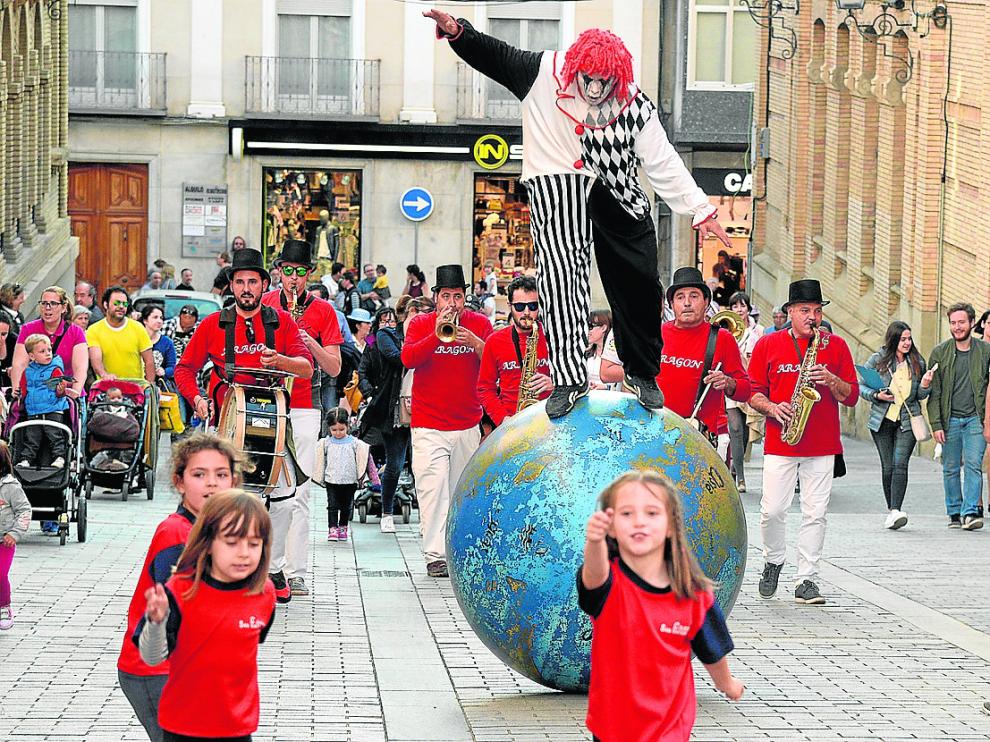 Por la tarde hubo un pasacalles por el centro de Huesca con la charanga de Tardienta.