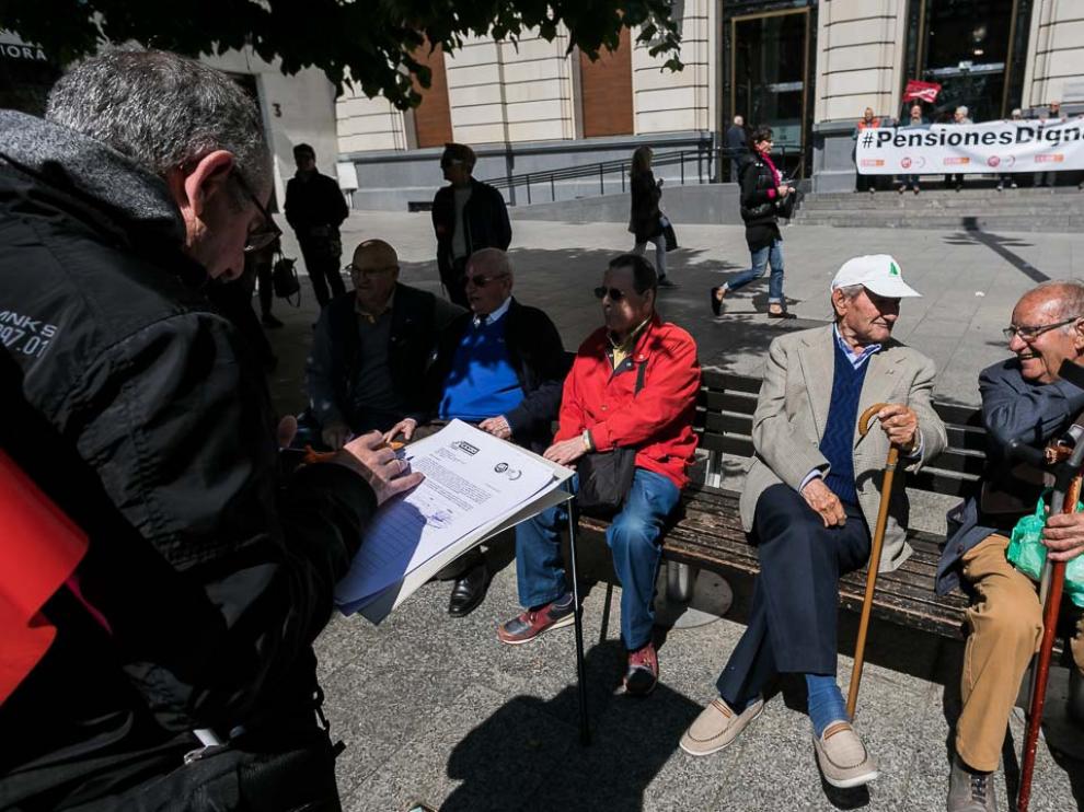 Recogida de firmas por unas pensiones dignas.