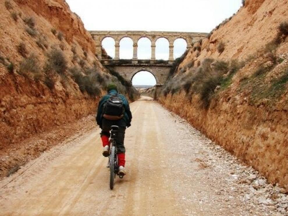 La Vía Verde del Zafán discurre por 130 km entre La Puebla de Híjar y Tortosa.
