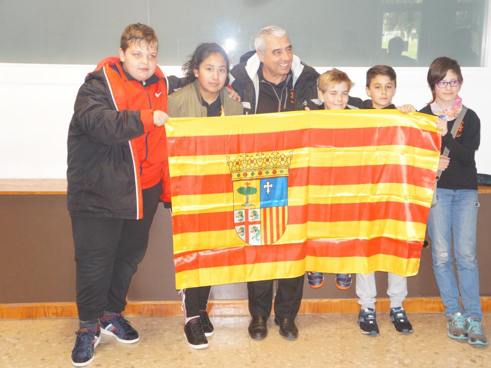 El profesor Enrique Sánchez y los alumnnos del Marcos Frechín campeones de España: Leo Giménez, Anahí Ignacio, Alberto Rosu, Catalín Conon y África Aguilar.