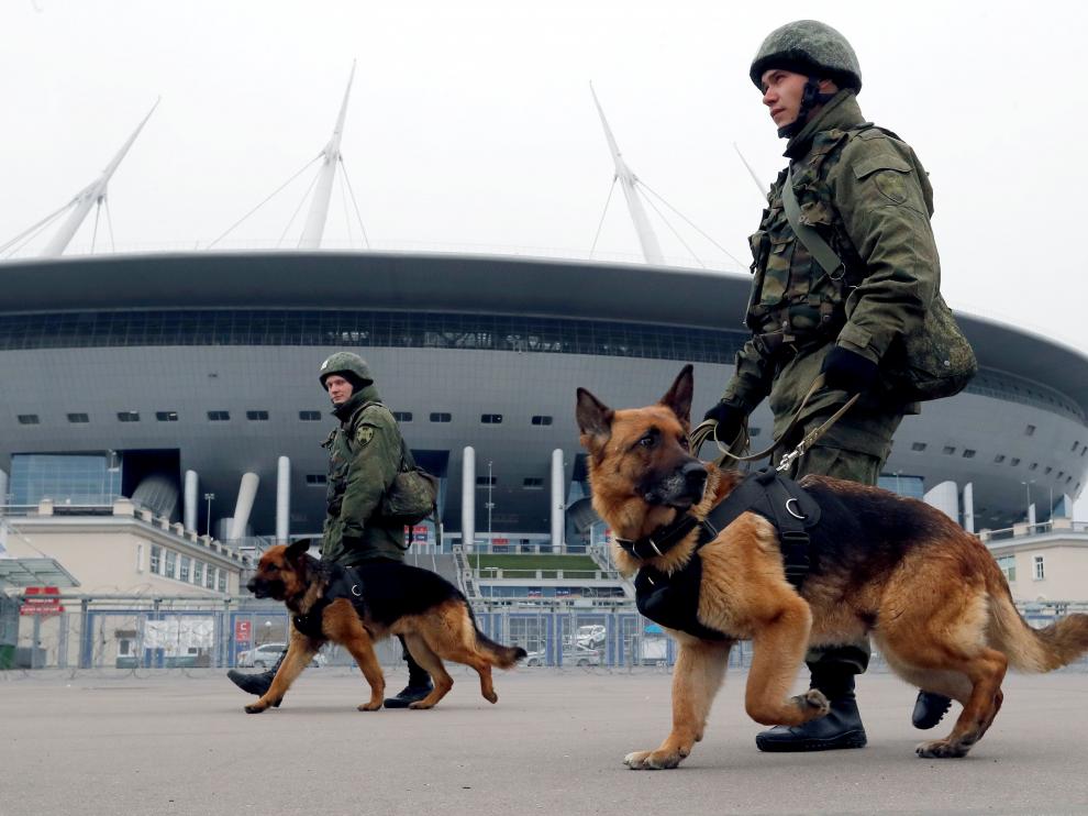 Varios agentes de la Policía antidisturbios cerca del estadio de fútbol de San Petersburgo.