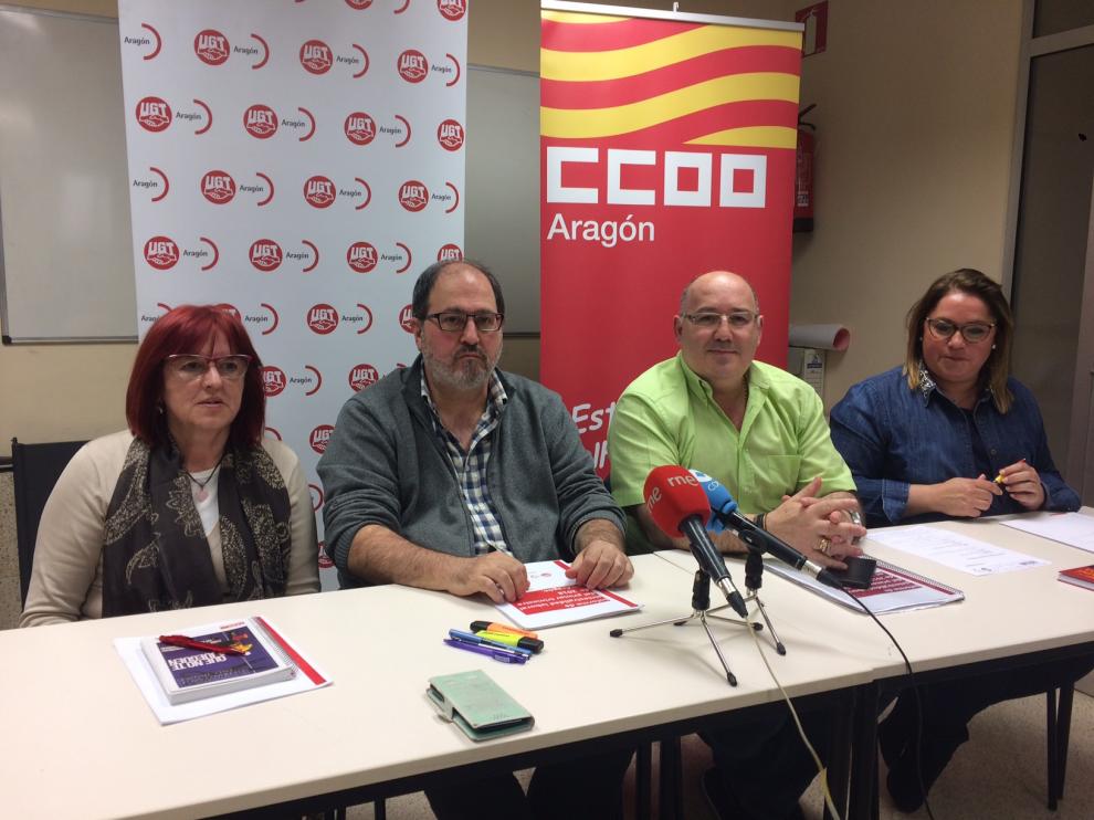 De izquierda a derecha, Conchi Jiménez y Luis Clarimón, de CC. OO., junto a José de las Morenas y Rosa Serrano, de UGT