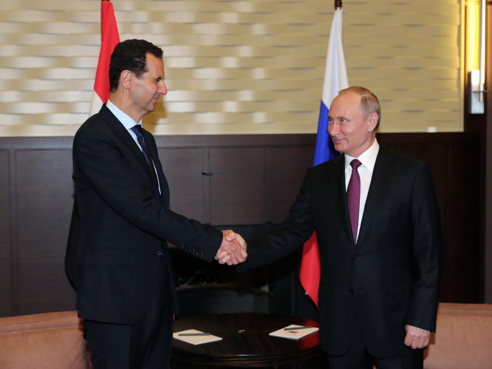 El presidente sirio, Bachar al Asad, saludando a su homólogo ruso, Vladímir Putin.