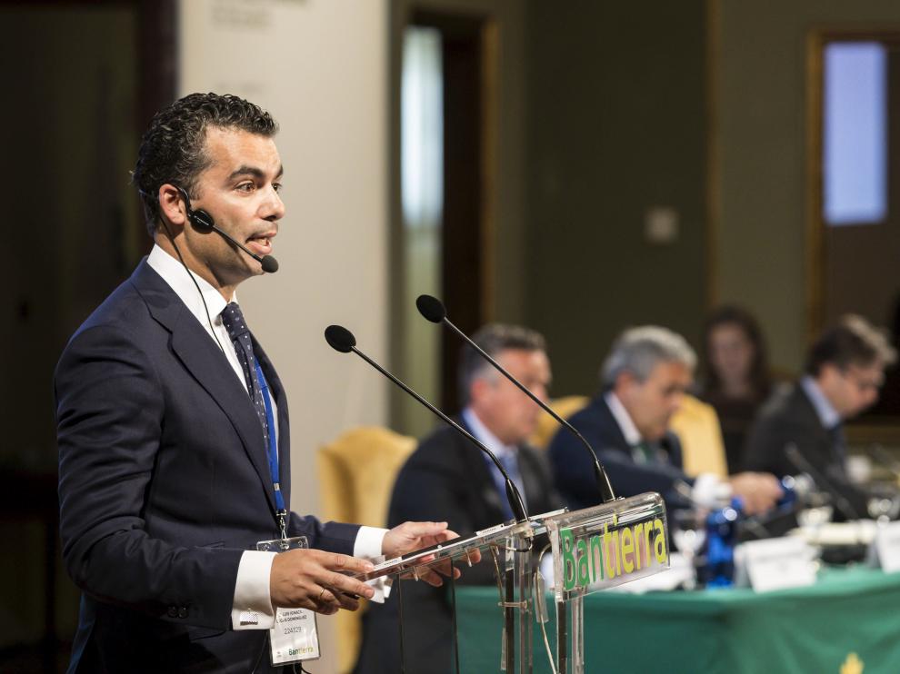 El director general de Bantierra, Luis Ignacio Lucas, se dirige a la asamblea general de socios