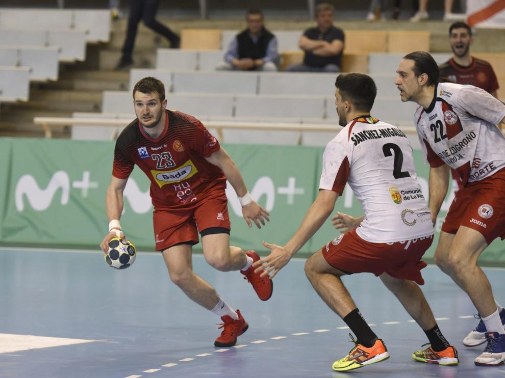 Stefan Ciric lidera un ataque del Bada Huesca.