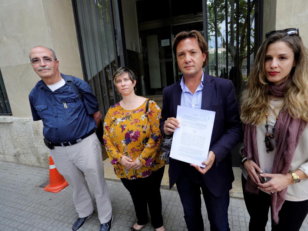 De izquierda a derecha, Antonio Salvá, padre del guardia civil asesinado por ETA Diego Salvá, la abogada Ana María Vidal y Jorge Campos.