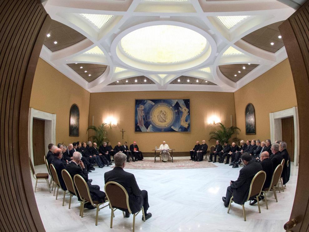 El Papa se reunió con obispos chilenos para abordar los casos de abusos.