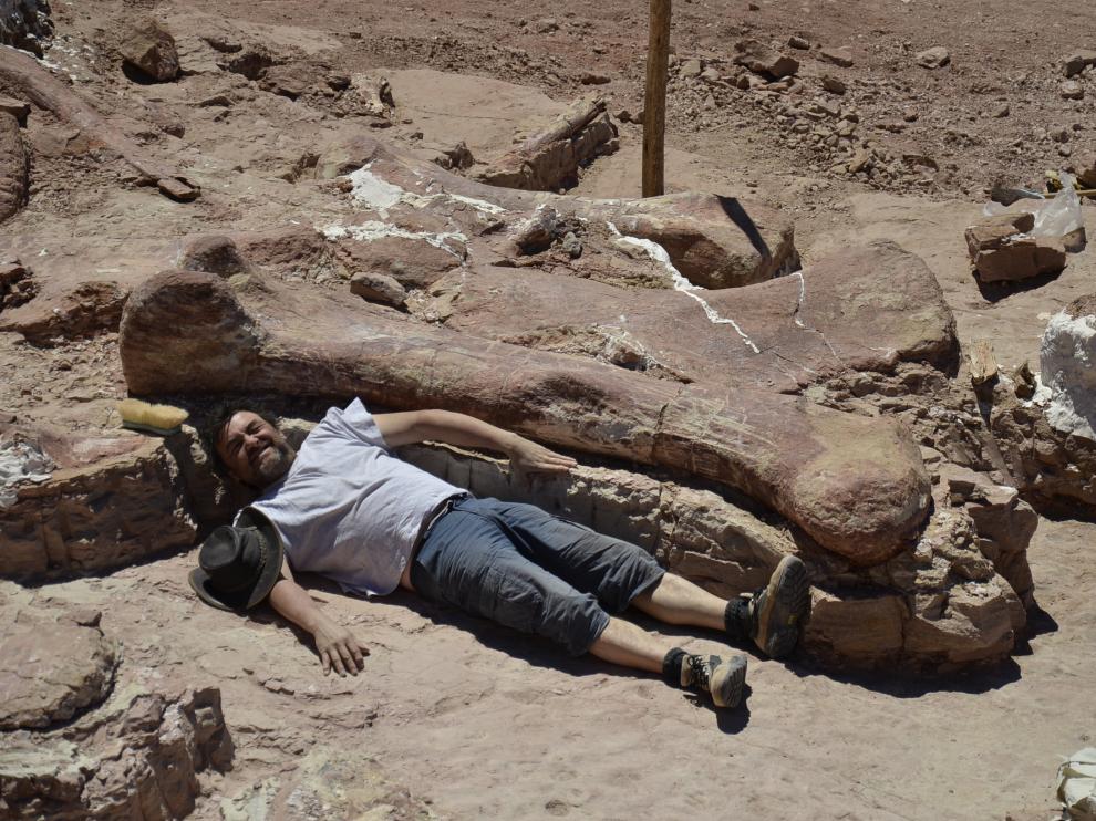 José Ignacio Canudo junto al fémur de Patagotitan, el dinosaurio más grande del mundo. El equipo participó en la excavación del ejemplar, encontrado en la Patagonia argentina.