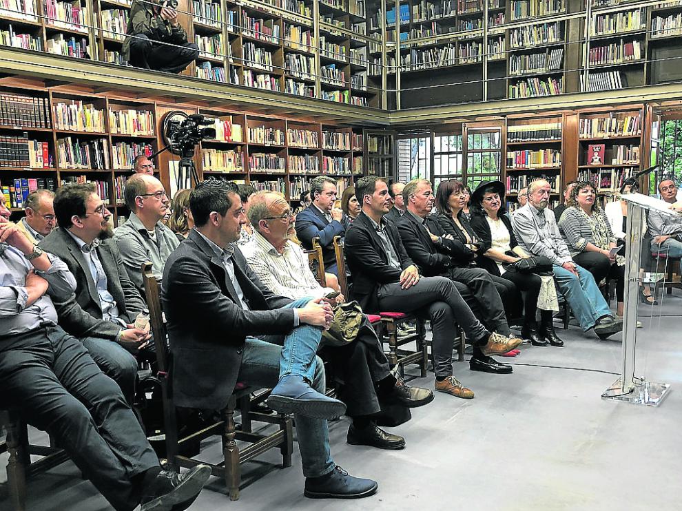 Aurora Luque hizo público el fallo del jurado en la Biblioteca de Barbastro.