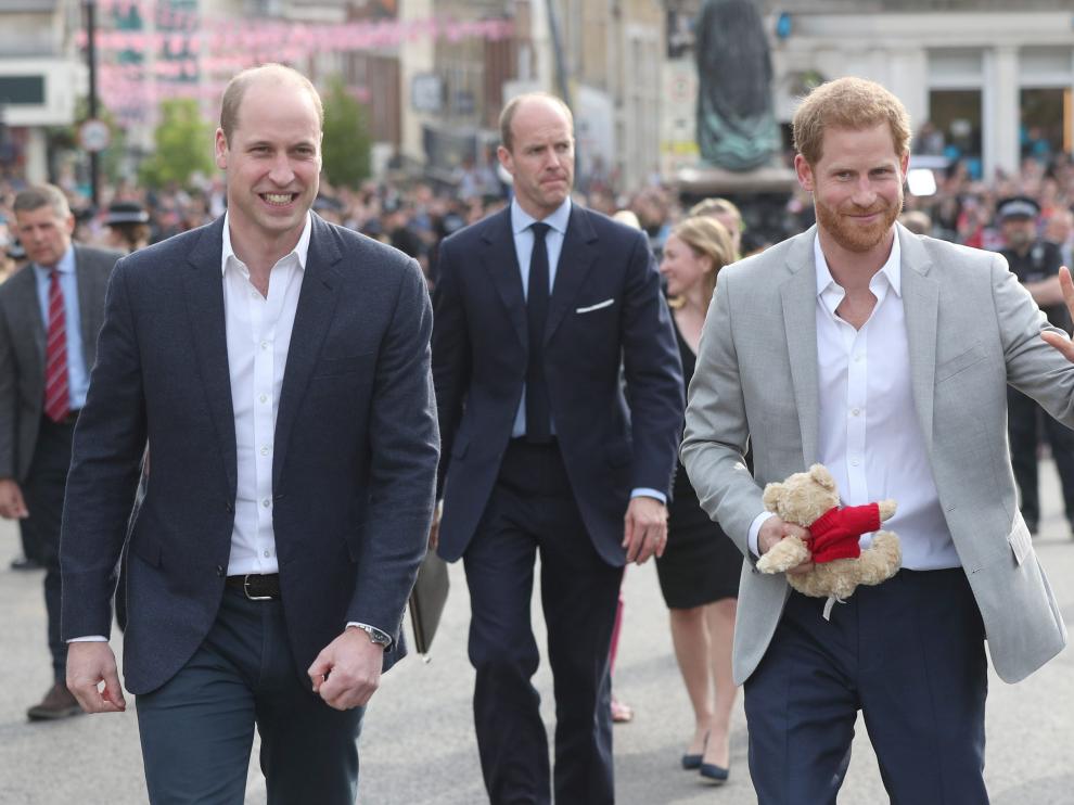 El duque de Cambridge y su hermano, el príncipe Enrique, en las calles de Windsor.