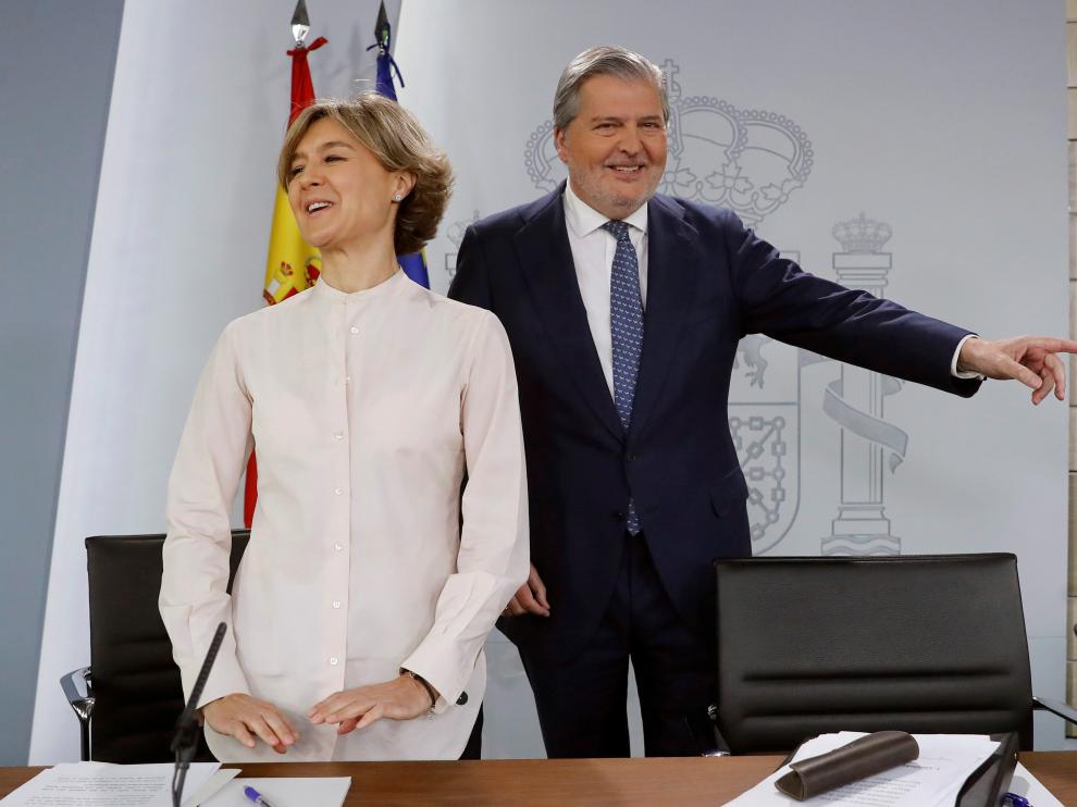 El portavoz del Gobierno, Íñigo Méndez de Vigo, y la Ministra de Agricultura, Isabel García Tejerina, al inicio de la rueda de prensa posterior al Consejo de Ministros.