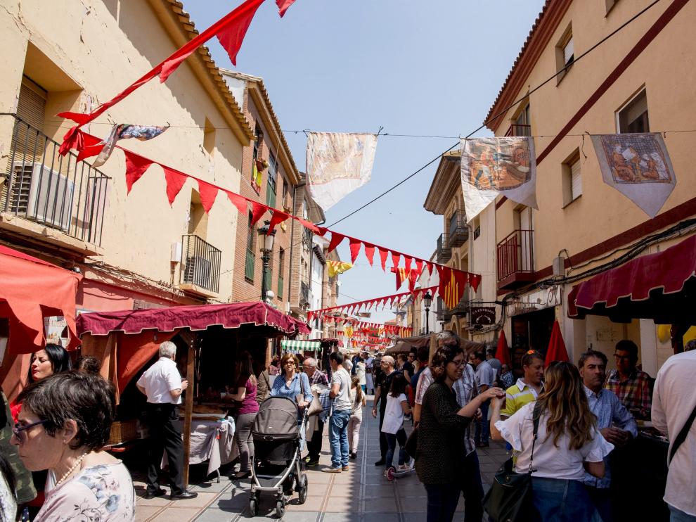 Los puestos de comida y artilugios de la época atrajeron a numerosos vecinos.