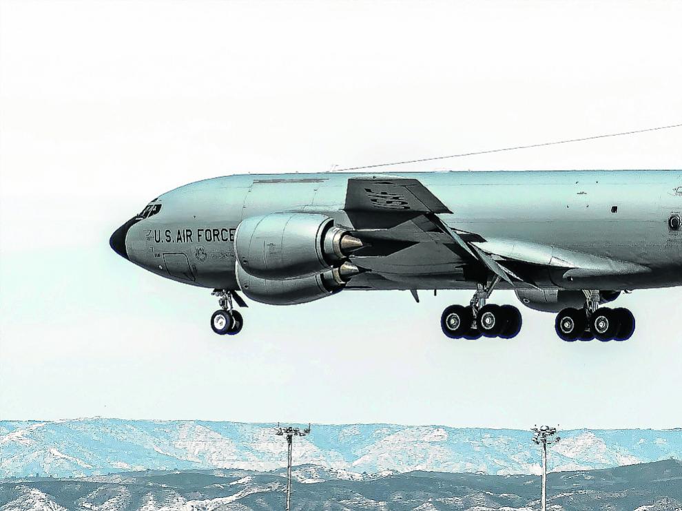 Uno de los aviones cargueros y nodrizas de las USAF en su aterrizaje en la Base de Zaragoza