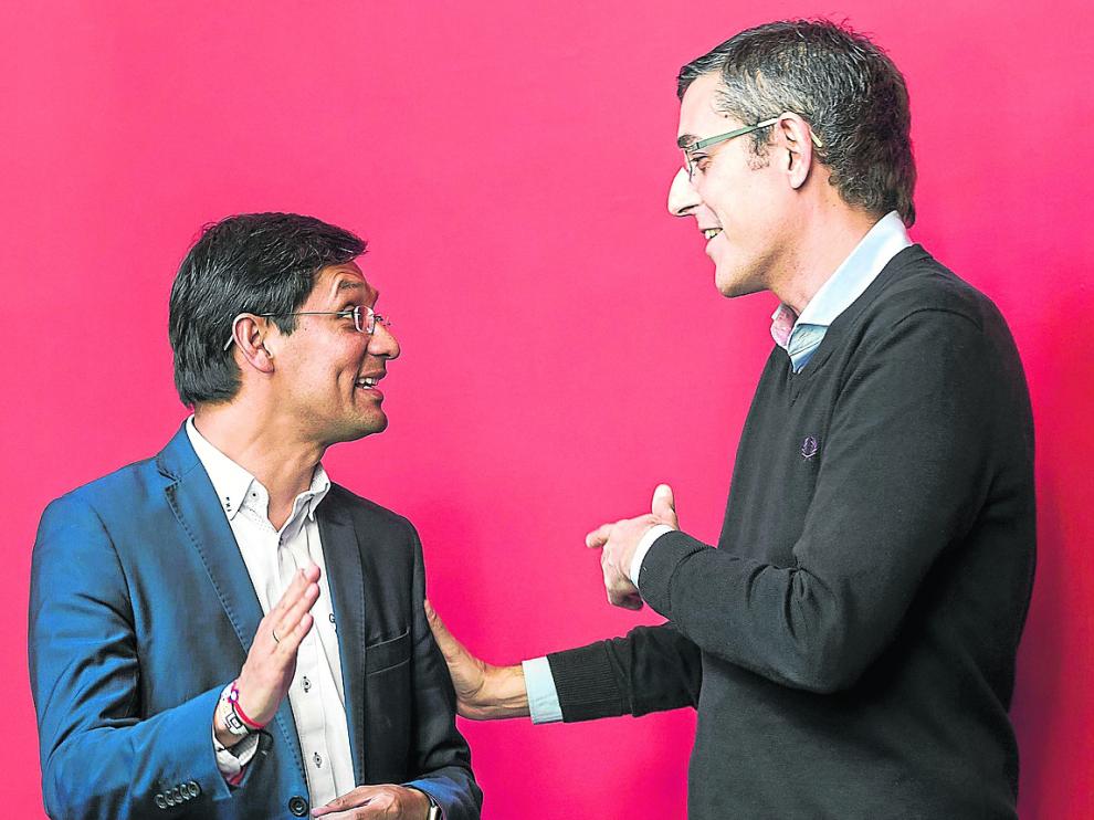 Camilo Romero y Eduardo Madina, charlando el pasado martes en el Paraninfo de Zaragoza.
