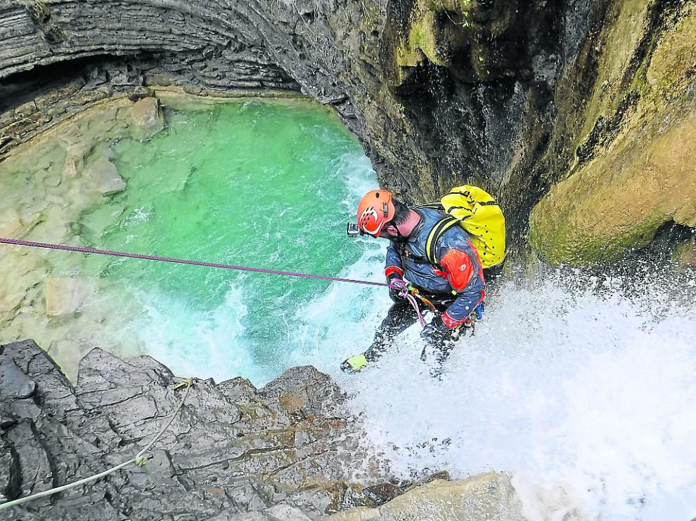 El guía Miguel Delgado, en el barranco Os Lucas (Orós Bajo), en trabajos de mantenimiento.