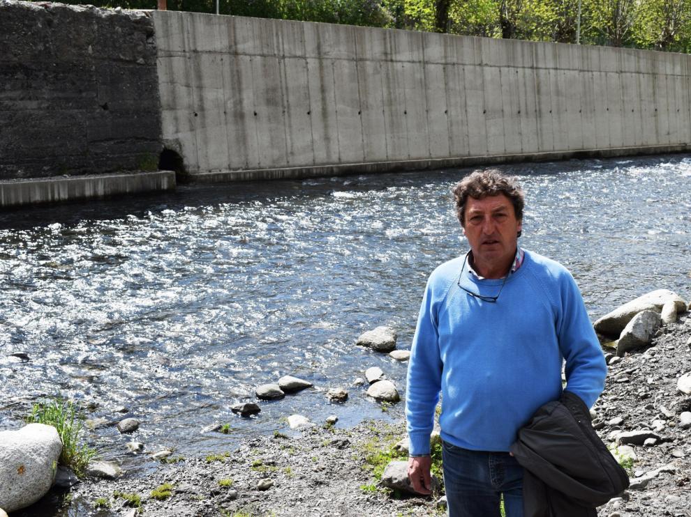 Abadías, junto a una de las tuberías por las que salen al río las aguas residuales de Benasque.