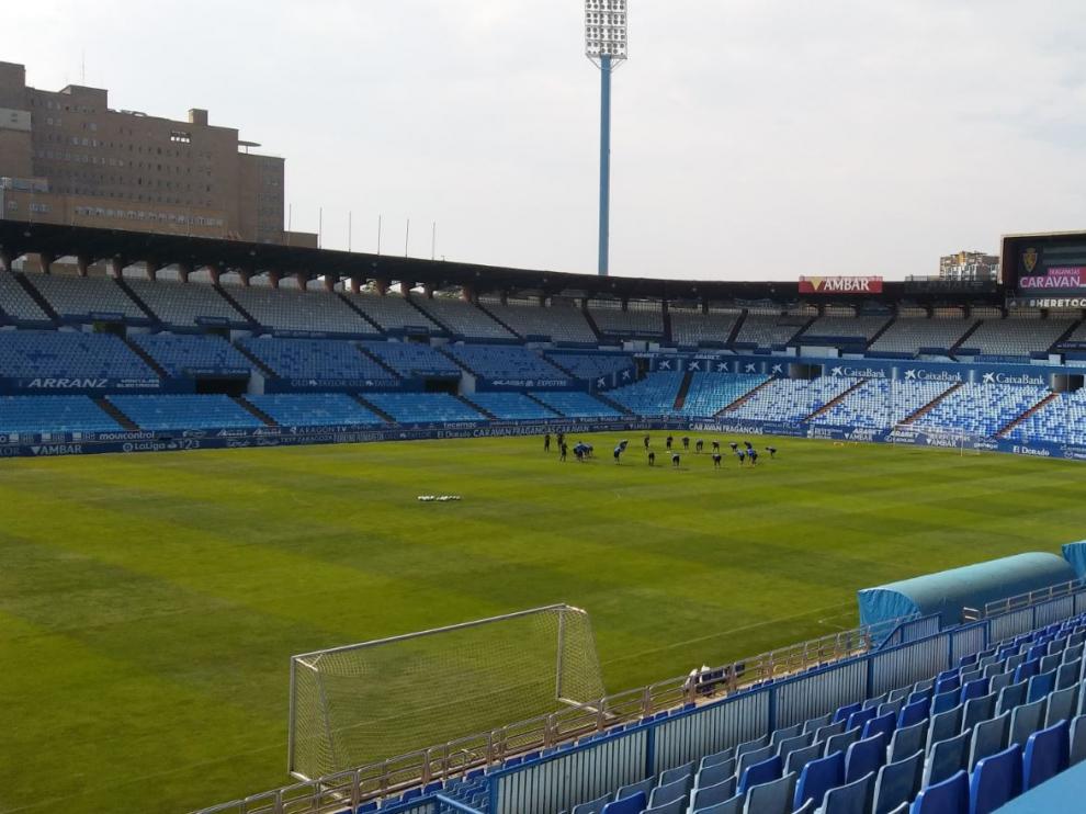 Los jugadores del Real Zaragoza, al inicio del entrenamiento de este sábado en La Romareda.
