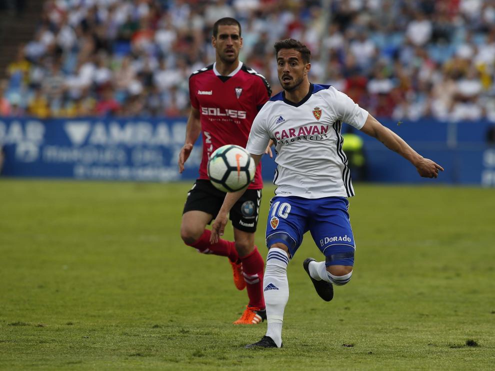 Javi Ros pugna con Arroyo en el Real Zaragoza-Albacete.
