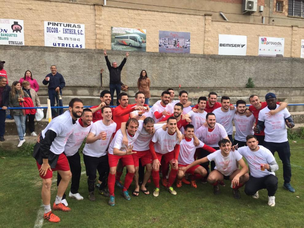 El Calamocha celebrando su ascenso a Tercera División en el campo del Utrillas
