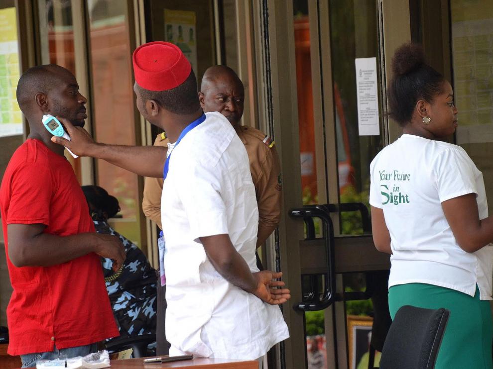 Los viajeros son examinandos en la frontera de Nigeria ante el nuevo brote de ébola