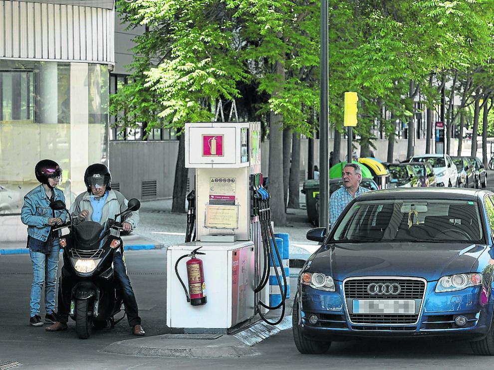Un zaragozano echa gasolina en una de las estaciones de servicio de la capital aragonesa