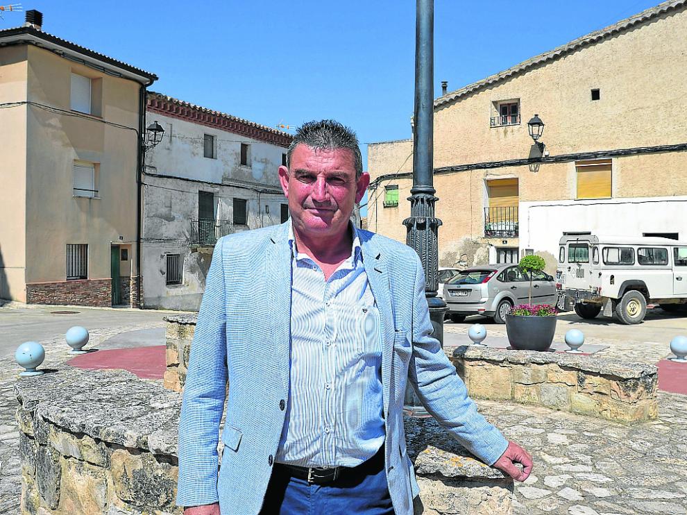 El alcalde, Gil Gil, posa en un rincón de la localidad cincovillesa de Castejón de Valdejasa