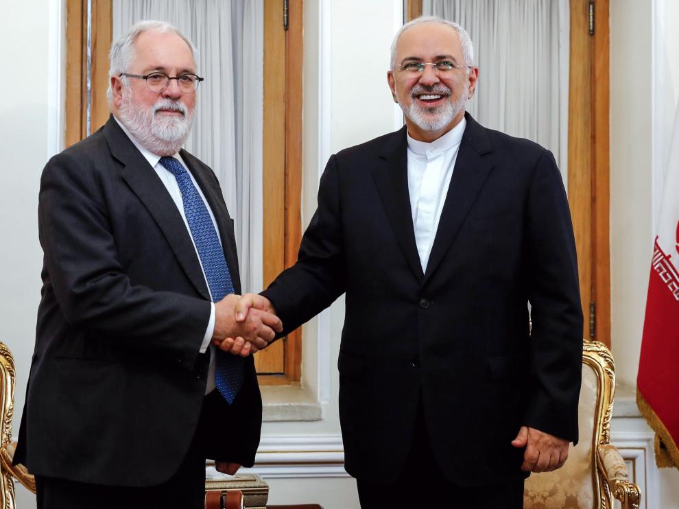 El comisario europeo de Energía y Acción Climática, Miguel Arias Cañete, junto al ministro de Exteriores iraní.