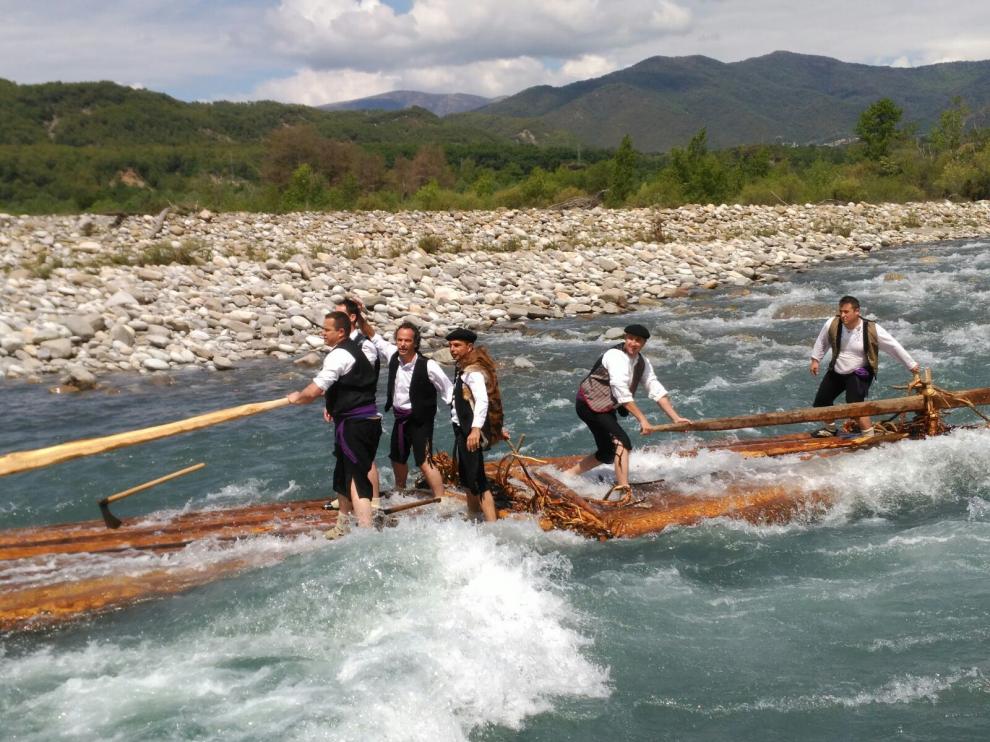 Una embarcación recorre el río en medio de un fuerte caudal