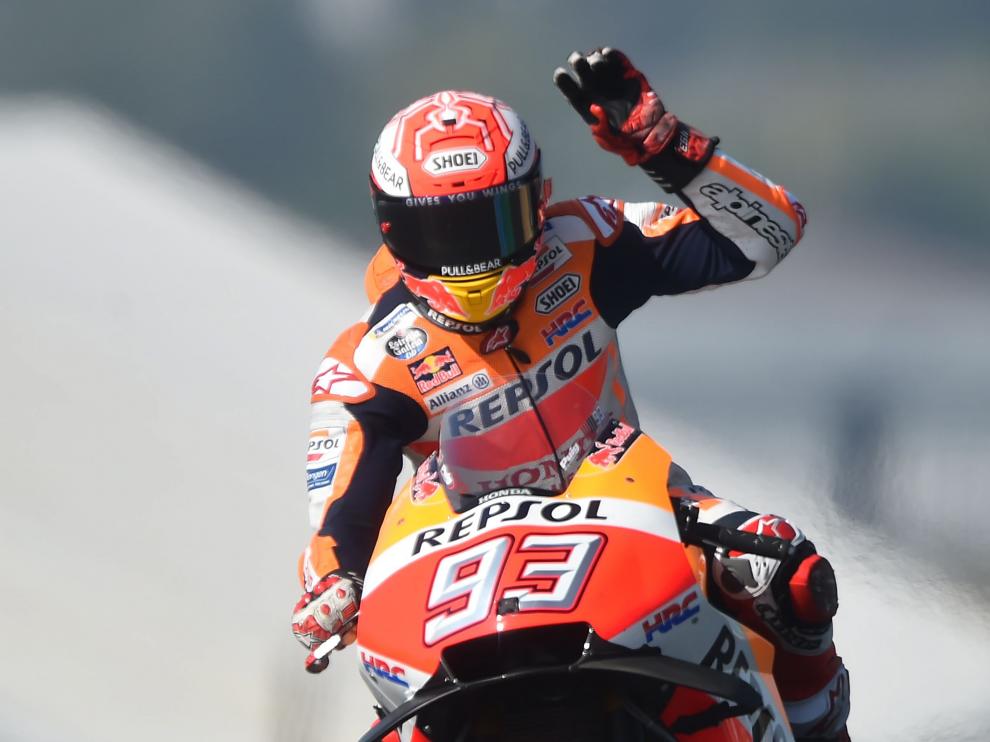 Márquez saluda a los seguidores.