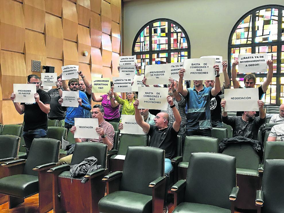 Los representantes sindicales protestaron este lunes por la política de personal del gobierno.