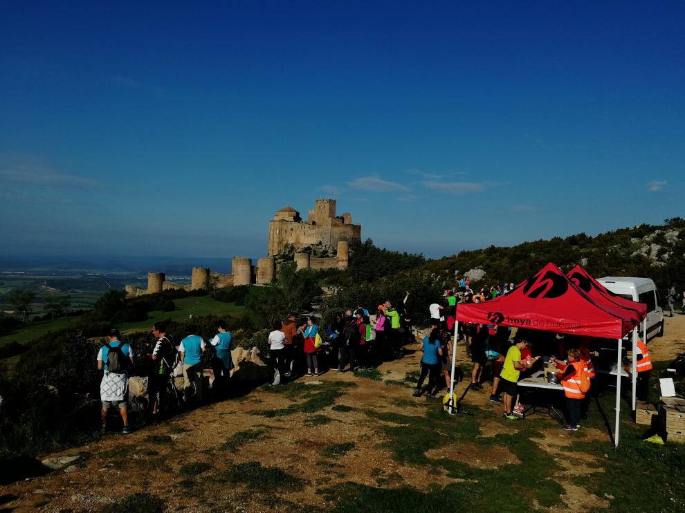 Los participantes, en un punto de avituallamiento cercano al castillo de Loarre.