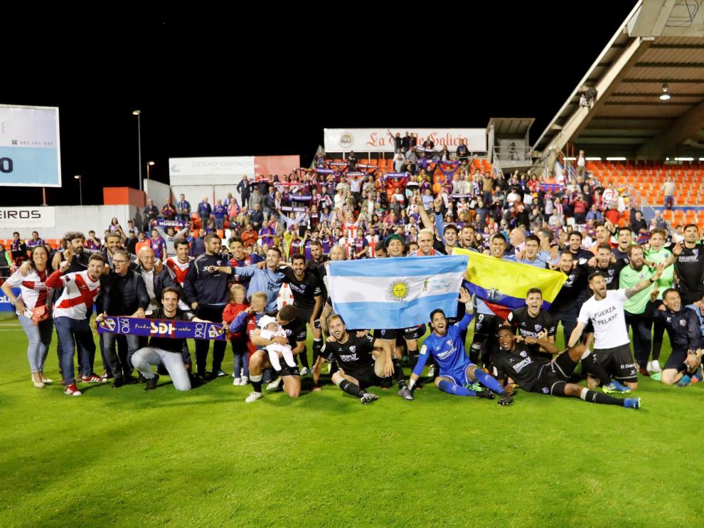 Los jugadores del Huesca celebran el ascenso a Primera División.