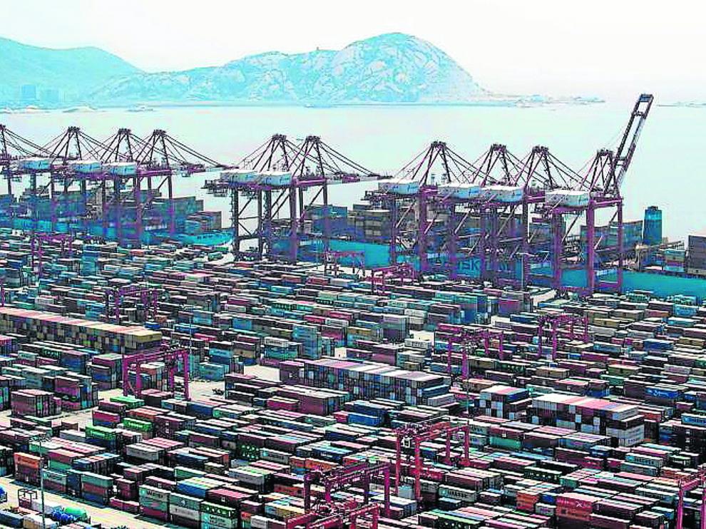 Vista general del puerto de aguas profundas de Yangshan, en China, que cuenta con un muelle de carga automático.