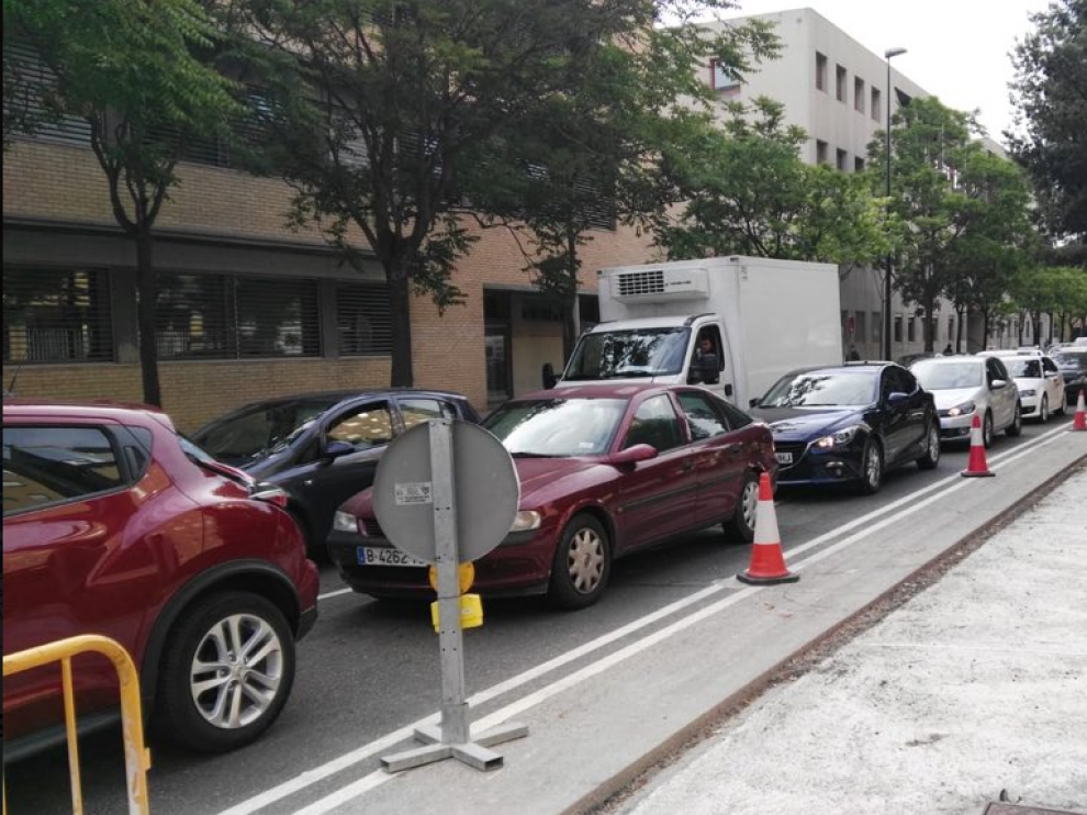 El atasco se ha formado desde primera hora de la mañana este lunes