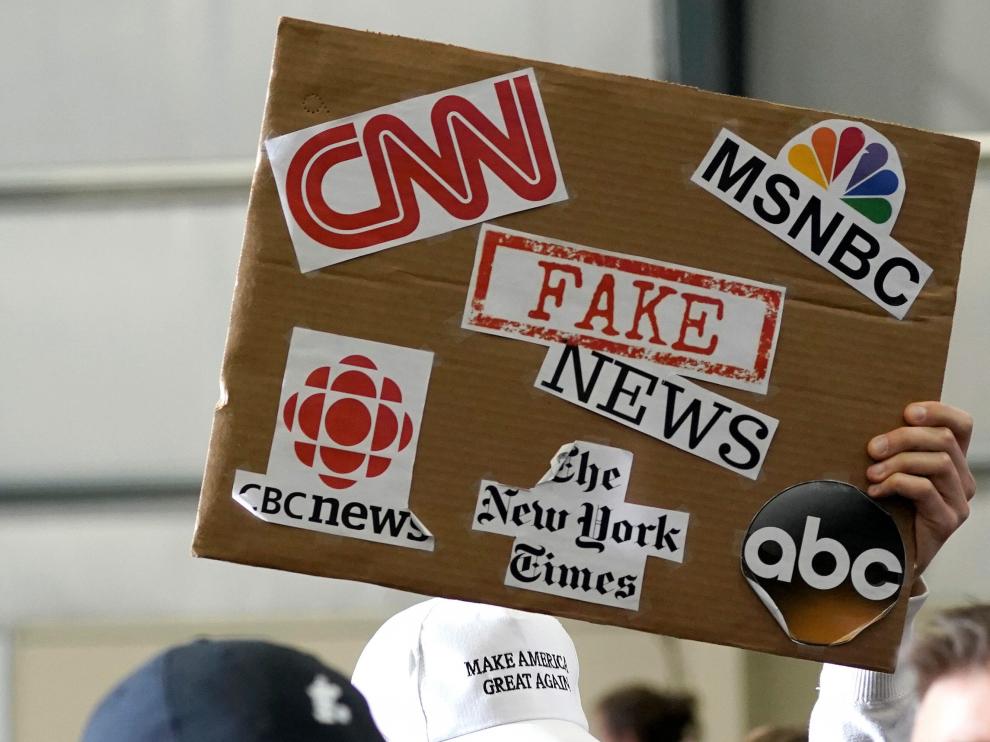 Pancarta contra las 'fake news' en una manifestación en Estados Unidos