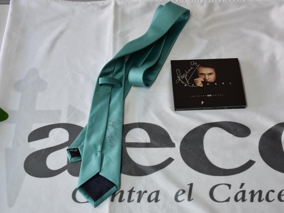 Una corbata de Raphael en color verde, que saldrá a subasta por 30 euros