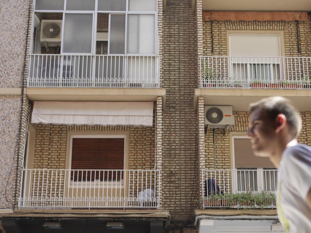 Aparatos de aire acondicionado en la fachada de unas viviendas.