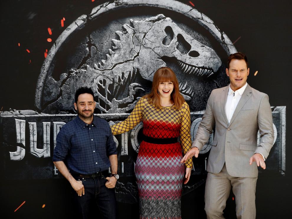 Bayona, con Bryce Dallas Howard y Chris Pratt, este martes en Madrid.