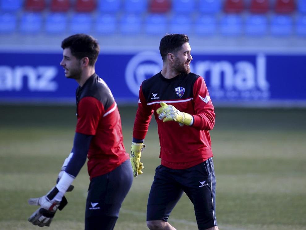 El portero Roberto Santamaría (guantes amarillos), durante un entrenamiento con la SD Huesca