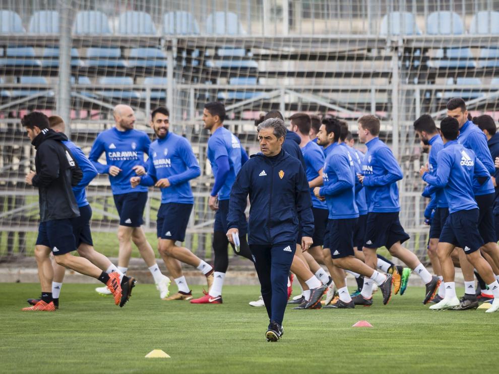 Natxo González, con la plantilla a pleno trote a su espalda, en un entrenamiento del Real Zaragoza.