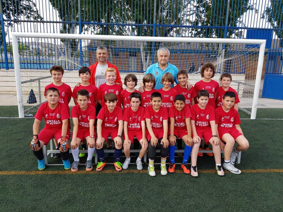 Alfredo Marín y Lorenzo Marquina, con su grupo de jóvenes futbolistas.