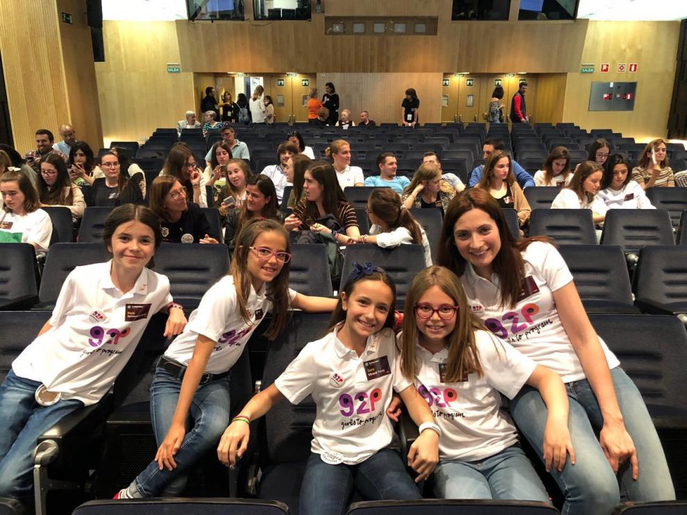 Las alumnas oscenses Alejandra, Paula, Sara y Valeria con su profesora de robótica, Patricia Heredia, en una de las fases del concurso internacional de emprendimiento tecnológico femenino.